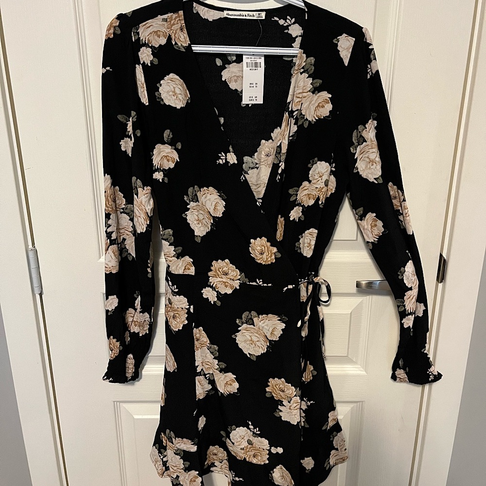 NWT Floral Wrap Dress 🌟